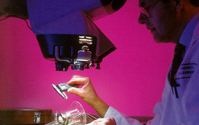Microscopio industriale per componenti in vetro