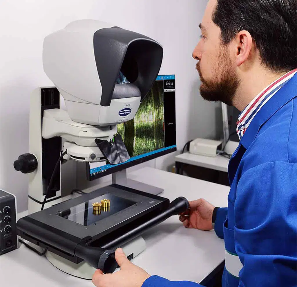 Swift-PRO-Duo-User-Image-1024×988 Male technician operating Swift PRO Duo