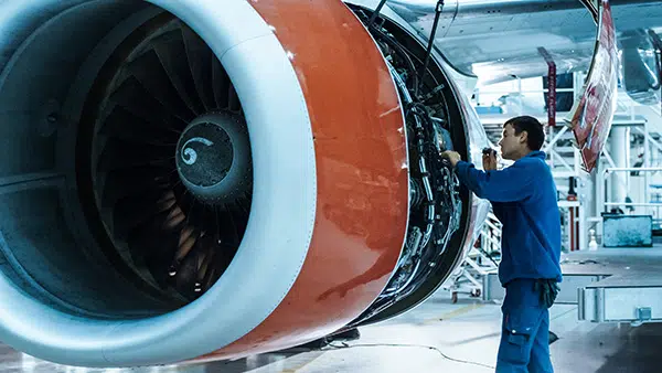 jet-engine-iStock-1022905038-600×338 Hombre inspeccionando un motor a reacción