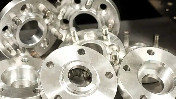 metal-components-iStock-864972632-600×338 Una disposición de componentes metálicos